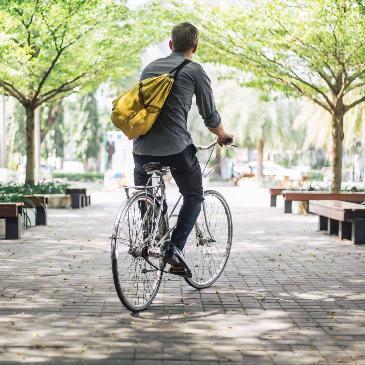 Ein Mann fährt mit dem Fahrrad durch die autofreie Innenstadt im Ostfeld Wiesbaden
